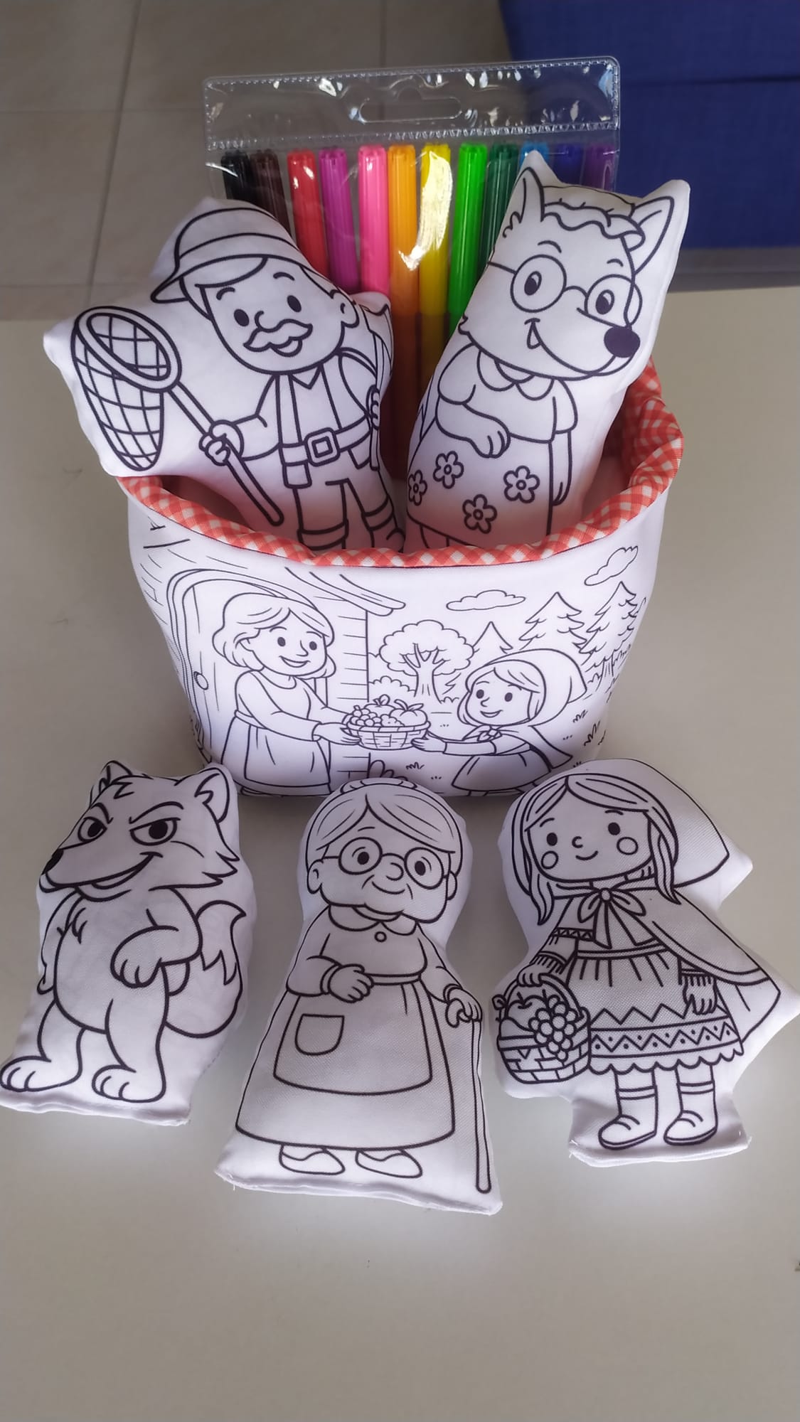 Kit de Pintura Reutilizável – Chapeuzinho Vermelho | Brinquedo Artesanal Lavável para Crianças de 2 a 6 anos